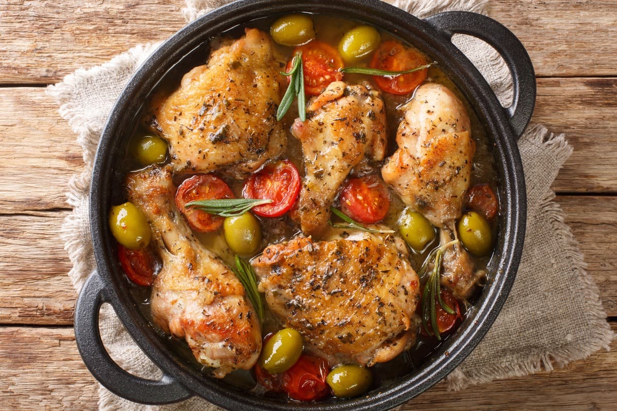 Pollo in padella alla mediterranea: ricetta tenera con pomodorini e olive
