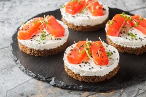 Cheesecake al salmone: l’antipasto cremoso con base croccante