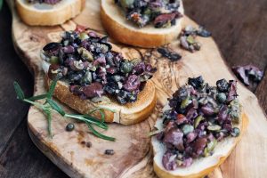 Salsa tapenade: la ricetta facile e veloce con olive nere