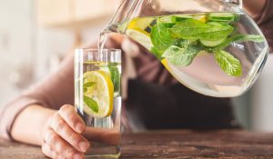 Acqua e limone al mattino: benefici reali, falsi miti e controindicazioni