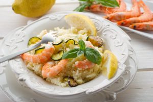 Cous cous con gamberi e zucchine: la ricetta semplice e gustosa