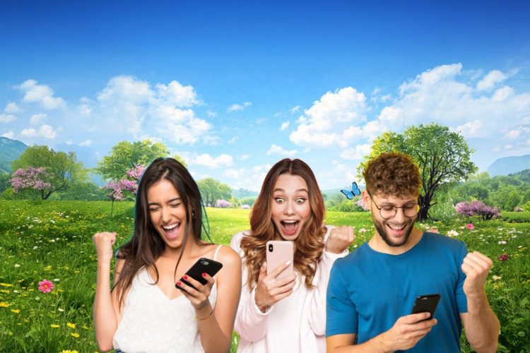 Tre persone felici con smartphone